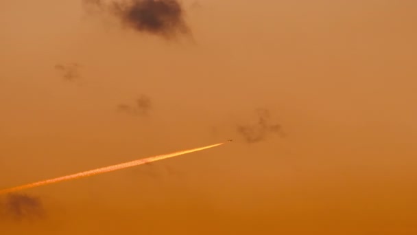 Orange Luminositet Jet Från Hög Höjd Flygplan Vid Solnedgången Himlen — Stockvideo
