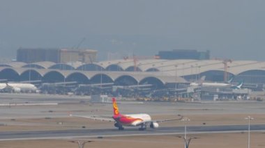 HONG KONG - 10 Kasım 2019: Hong Kong Havayolları Airbus A330, Hong Kong Havaalanı 'ndan havalanıyor. Uçak kalkıyor. Jet uçup gidiyor. Turizm ve seyahat kavramı