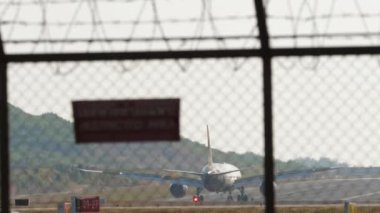 PHUKET, THAILAND - 10 Şubat 2023: Boeing 787-9 Dreamliner, Etihad Havayolları A6-BLK