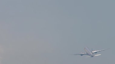 Jet uçağı kalkıştan sonra tırmanıyor. Uçak kalkıyor, dikiz aynasından. Gökyüzünde bir uçak. Turizm ve seyahat kavramı