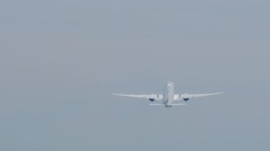 Tayland 'daki Phuket Havaalanı' na tırmanan yolcu uçağının havalanma ihtimali çok düşük. Havacılık, turizm ve seyahat kavramı