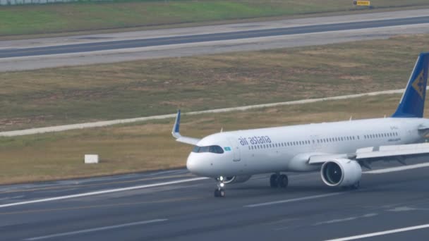 Phuket ไทย มภาพ 2023 Airbus A321Neo Kgj ของ Air Astana — วีดีโอสต็อก