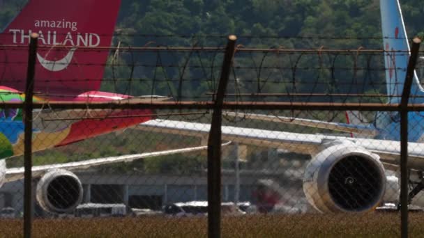 Phuket Thailand Şubat 2023 Önlüklü Uçaklar Taksi Yolu Havacılık Trafiği — Stok video