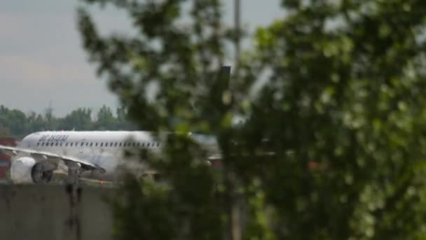 アルマティー Kazakhstan 2019年5月5日 アルマティー空港でエアアアスタナ離陸の商業飛行機エンブラエルE190 観光と旅行のコンセプト 航空機の出発 サイドビュー — ストック動画