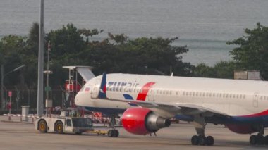 PHUKET, THAILAND - 26 Şubat 2023: Boeing Azur Air yolcu uçağı Boeing 757-2Q8, RA-73071 Phuket Havaalanı, orta atış. Uçak kalkışa hazırlanıyor.