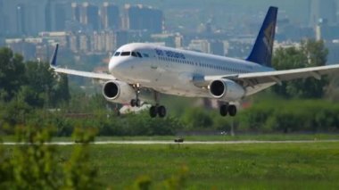 ALMATY, KAZAKHSTAN - 5 Mayıs 2019: Almaty havaalanına inen Air Astana ticari uçakları