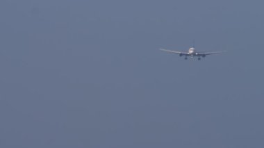Yolcu uçağı Phuket havaalanına iniyor. Uçak uçakları, ön manzara. Uçak iniyor. Jet yaklaşıyor, uzak ihtimal. Turizm ve seyahat kavramı