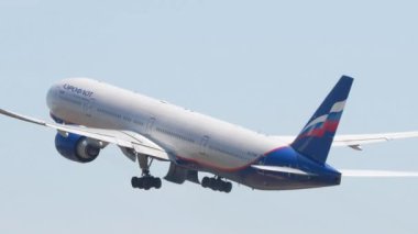 PHUKET, THAILAND - 23 Şubat 2023: Phuket Uluslararası Havalimanı 'ndan havalanan Aeroflot 777 RA-73146 numaralı geniş gövdeli uçak.