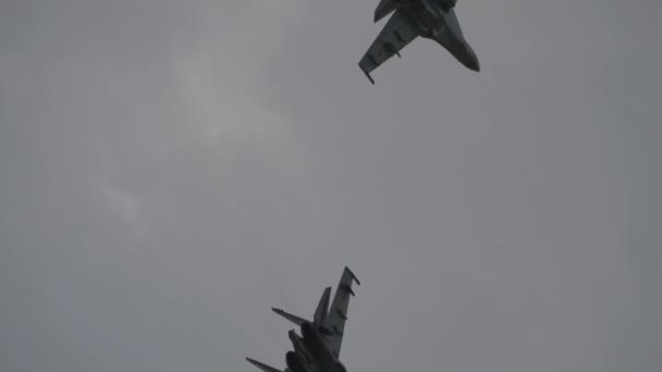 Πλάνα Στρατιωτικά Αεροπλάνα Απογειώνονται Πετούν Στρατιωτικά Αεροπλάνα Στον Ουρανό Αεροπορική — Αρχείο Βίντεο