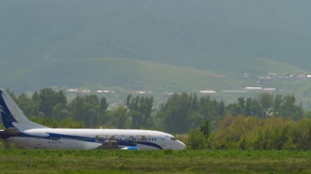 Almaty Kazakhstan Μαΐου 2019 Jet Boeing 737 Scat Taxiing Landing — Αρχείο Βίντεο