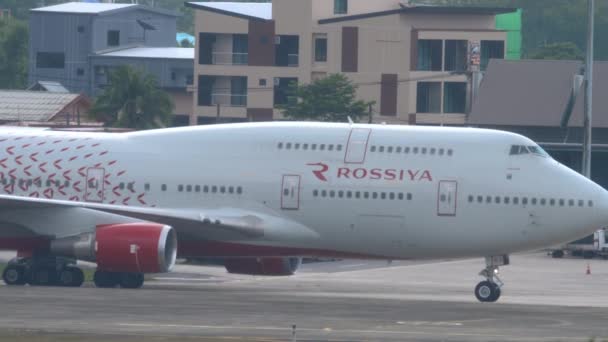 Phuket Thailand November 2019 Jumbo Jet Boeing 747 Rossiya Taxiway — Stock Video