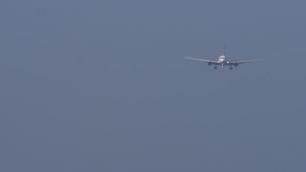 プーケット空港での旅客機の着陸 飛行機が飛び 正面の景色 航空会社到着 ジェットが近づいて 長いショット 観光と旅行のコンセプト — ストック動画