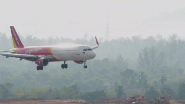PHUKET, THAILAND - 13 Şubat 2023: Sabahın erken saatlerinde Phuket havaalanında A321 Tayland Vietnam Havayolları Airbus 'u. Uçak geldi.