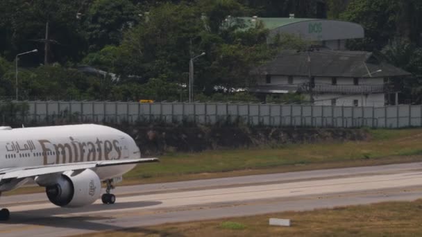 Phuket Thailand 2023年2月13日 阿联酋波音777 Eph飞机在普吉机场滑行 — 图库视频影像