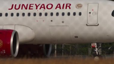 PHUKET, THAILAND - 23 HAZİRAN 2023: taksideki yolcu uçağı. Juneyao Havayolları 'ndan Airbus A350 Phuket havaalanında taksicilik yapıyor.