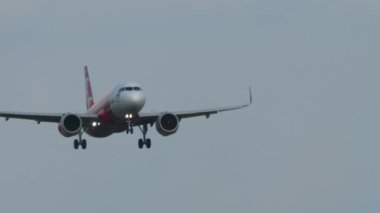 PHUKET, THAILAND - 19 Şubat 2023: AirAsia Airbus A320 sefer sayılı yolcu uçağı Phuket havaalanına inmiştir. Asya 'da düşük maliyetli havayolu