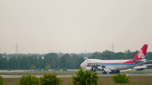 노보시비르스크 러시아 페더레이션 2020 항공기 활주로에 제트기 747 톨마체보 공항에 — 비디오