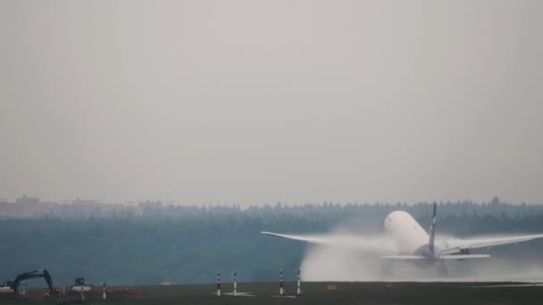 ロシア連邦航空宇宙局 July 2021 アエロフロートのボーイング777がシェレメエボ空港で加速し リアビュー 濡れた滑走路 悪天候 — ストック動画