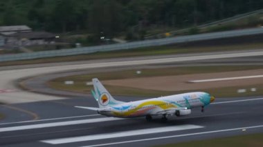 PHUKET, THAILAND - 19 Şubat 2023: NOK Air 'in Boeing 737 yolcu uçağının yan görüntüsü ve Phuket havaalanındaki piste inişi. Uçak geliyor.