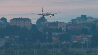 SOCHI, RUSSIA - 02 AĞUSTOS 2022: Yamal 'ın A320 sefer sayılı yolcu uçağı Adler Havaalanı, Sochi' ye indi.