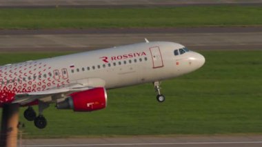 SOCHI, RUSSIA - 02 Ağustos 2022: Airbus A320, RA-73207 Rossiya uçağı Sochi havaalanından havalanıyor, yan görüş. Turizm ve seyahat kavramı