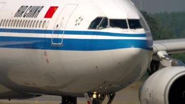 MOSCOW, Rusya Federasyonu - 29 Temmuz 2021 Airbus A330, B-5947 Air China Sheremetyevo havaalanında taksicilik yapıyor. Tıbbi maskeli pilot, pandemik dönem, koronavirüs.