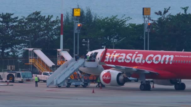 Phuket Thailand February 2023 Mendarat Pesawat Airasia Orang Orang Menaiki — Stok Video