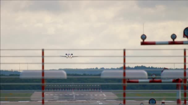 Θέα Από Τέλος Του Διαδρόμου Προσγείωση Αεροπλάνου Μακρινή Βολή Πλησιάζει — Αρχείο Βίντεο