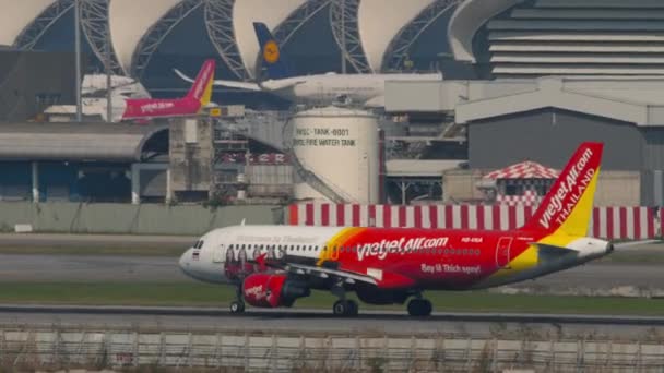Bangkok Thailand March 2023 Тайський Єтлет Авіа Приземлення Аеропорту Суварнабхумі — стокове відео
