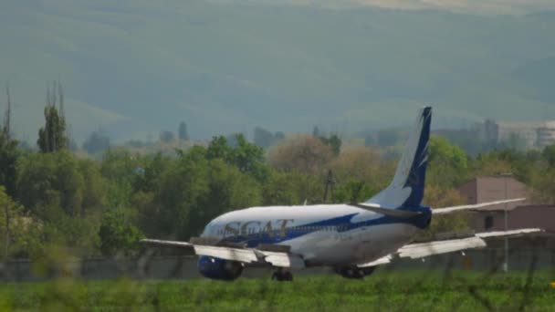 Almaty Kazakhstan 2019年5月5日 Scat的喷气式波音737在着陆后刹车 到达哈萨克斯坦阿拉木图国际机场 被宠坏了 — 图库视频影像
