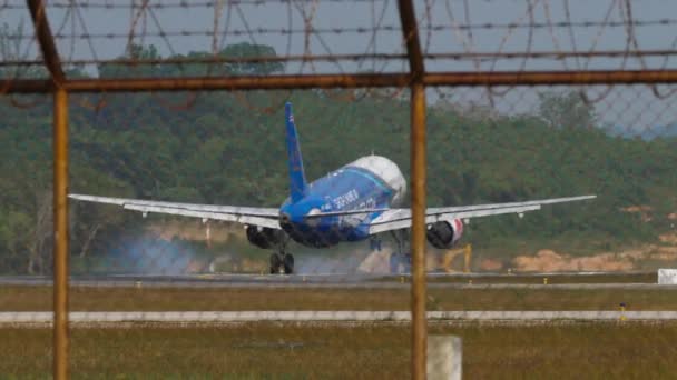 Phuket Tajlandia Styczeń 2023 Tanie Linie Lotnicze Airasia Lądują Dotykając — Wideo stockowe