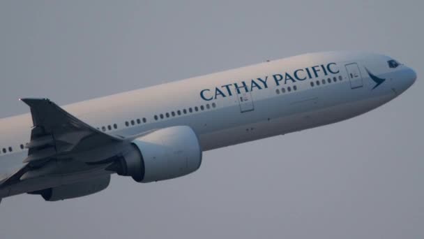 2019년 11월 캐세이패시픽의 상업용 비행기 777이 공항에서 이륙하고 등반합니다 하늘에 — 비디오