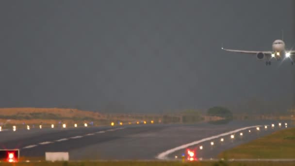 Passagerarflygplan Som Landar Phukets Flygplats Körsträcka Och Minskning Bromshastigheten — Stockvideo