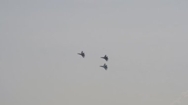Askeri uçakların kalkış ve uçuş görüntüleri. Gökyüzünde askeri uçaklar. Hava Kuvvetleri geçit töreni