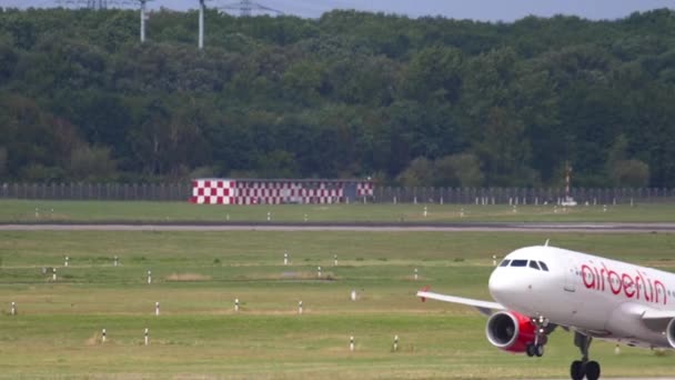 Dusseldorf Germany July 2017 Middle Shot Passenger Plane Airbus A320 — стоковое видео
