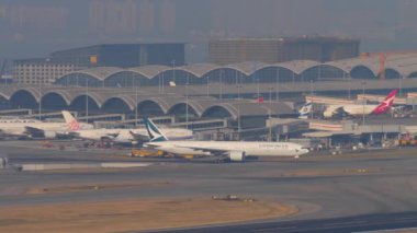 HONG KONG - 10 Kasım 2019 Boeing 777 Cathay Pasifik taksisi. Yolcu uçağı kalkıyor. Uçaklar terminale yanaştı.