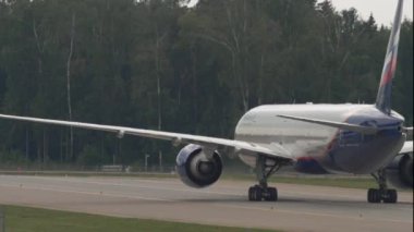 MOSCOW, Rusya Federasyonu - 29 Temmuz 2021: Sheremetyevo havaalanında taksicilik yapan Aeroflot ticari uçağı. Yolcu uçağı Rus Havayolları havaalanında. Taksiyoldaki bir uçağın orta görüntüsü.
