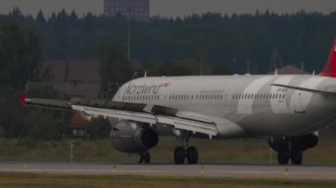 MOSCOW, Rusya Federasyonu - 29 Temmuz 2021 Nordwind Havayolları Airbus A321 Sheremetyevo havaalanına iniş yapmak üzeredir.