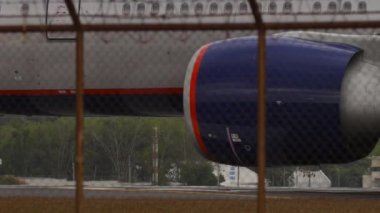 Yolcu jeti taksisi, yakın plan. Şasi ve motorun yan görünümü