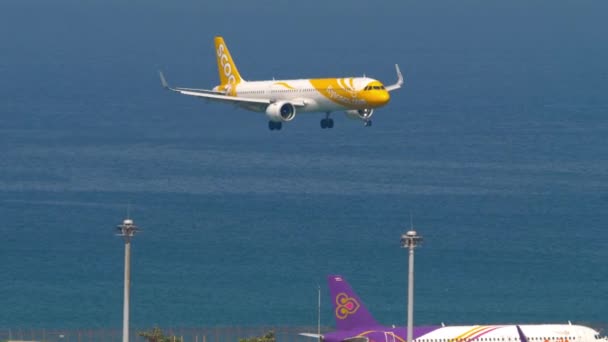 Phuket Thailandia Febbraio 2023 Aeroplano Scoot Sta Volando Avvicinandosi Atterrando — Video Stock