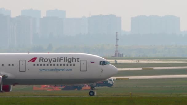 Moscow Federação Russa Julho 2021 Avião Passageiros Royal Flight Airlines — Vídeo de Stock