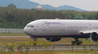 PHUKET, THAILAND - 29 HAZİRAN 2023: Phuket Havaalanında taksicilik yapan Boeing 777-300ER, RA-73142. Yolcu taşıyıcısı takside. Tropik bir adada havaalanı