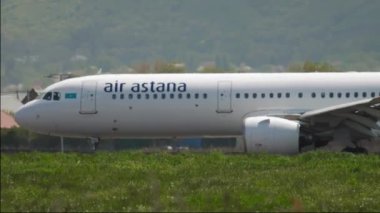 ALMATY, KAZAKHSTAN - 5 Mayıs 2019: Air Astana 'nın yolcu uçağı, yan görüş. Yolcu uçağı geliyor.