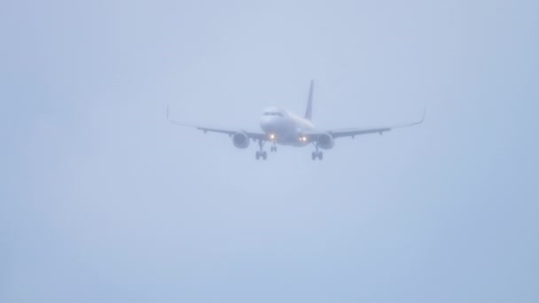 2019年1月28日 プーケット国際空港に着陸するタイのスマイルの飛行機 サイドビュー 飛行機は飛ぶ 空の旅客フライト — ストック動画