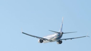 PHUKET, THAILAND - 19 Şubat 2023: Phuket havaalanından kalkan Boeing 737 numaralı jet uçağı. Uçak gün batımında gökyüzüne tırmanır. Seyahat kavramı
