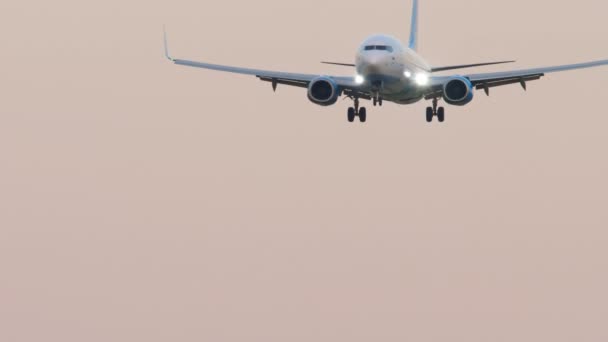 俄克拉荷马州 2022年8月5日 波贝达航空公司波音737即将着陆 飞机降落 日落或黎明 旅游和旅行概念 — 图库视频影像