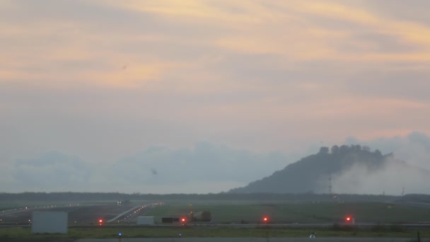 Üres Kifutópálya Kora Reggel Reptér Leszálló Fények Munkagépek Repülőtéren — Stock videók