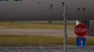 MOSCOW, Rusya Federasyonu - 29 Temmuz 2021: Ikar Havayolları 'nın Boeing 777 VP-BJF' si Sheremetyevo havaalanında taksicilik yapıyor. Şasiye ve motora yakın çekim. Havaalanındaki uçak. Seyahat kavramı.