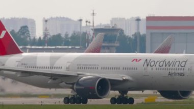 MOSCOW, Rusya Federasyonu - 30 Temmuz 2021: Geniş gövde Boeing 777, Nordwind VP-BJJ Sheremetyevo havaalanında taksicilik yapıyor. Yolcu uçağı taksideydi. Turizm ve seyahat kavramı