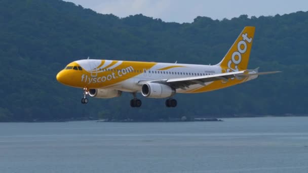 Phuket Thailand November 2019 Airbus A320 Scoot Літає Щоб Приземлитися — стокове відео